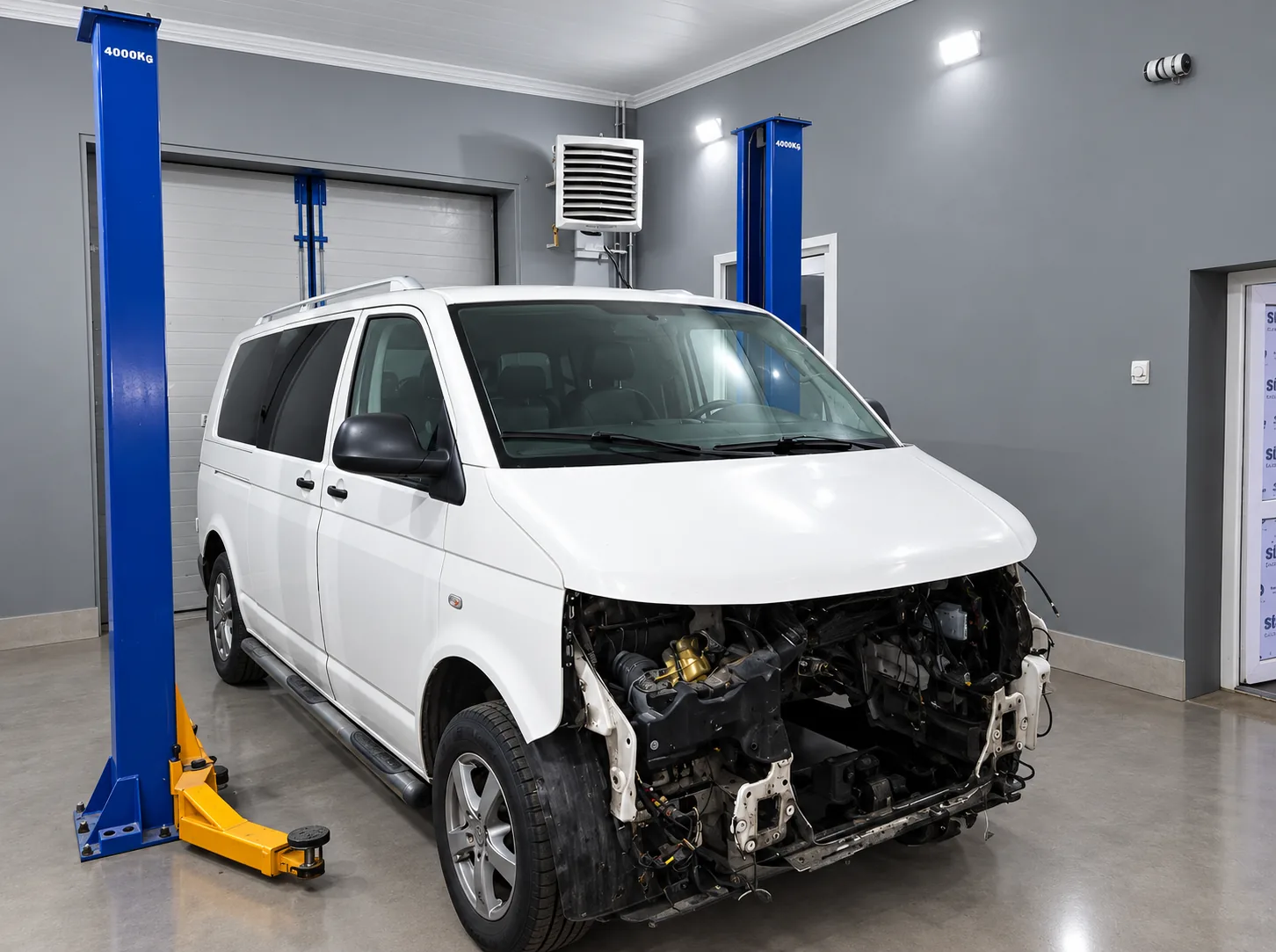 Мікроавтобус зі знятою передньою частиною в боксі автосервісу Everest Auto, Бердичів